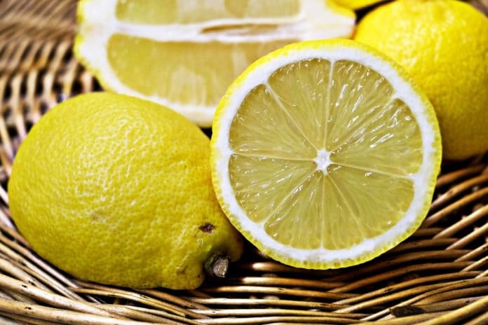 Maschere E Impacchi Per Capelli Con Il Limone Vivo Di Benessere